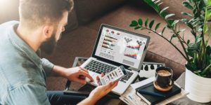 optimasi pemasaran online bisnis dengan analisis data pemasaran digital di laptop