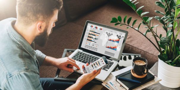 optimasi pemasaran online bisnis dengan analisis data pemasaran digital di laptop