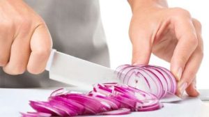 proses mengiris bawang untuk usaha