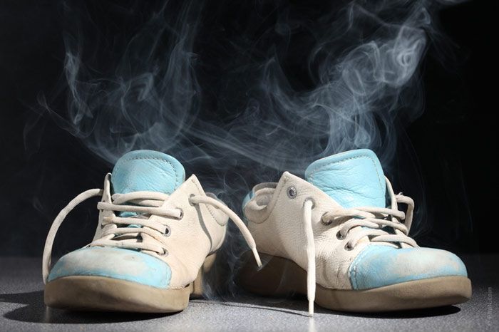cara menghilangkan bau pada sepatu